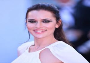 Cannes güzeli Fahriye Evcen!